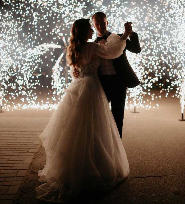 Couple dancing at weddint